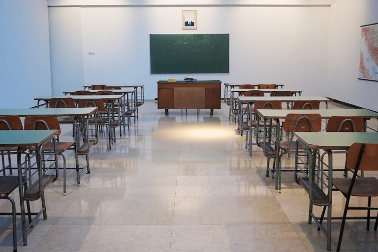 Poezii pentru Copii de 2-3 Ani: 30+ Poezii Scurte Ușor de Memorat