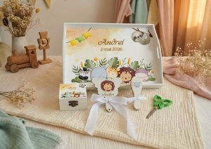 Tavi?a de mo? personalizata Lovia pentru ceremonia de 1 an, cu forfecu?a ?i accesorii tematice
